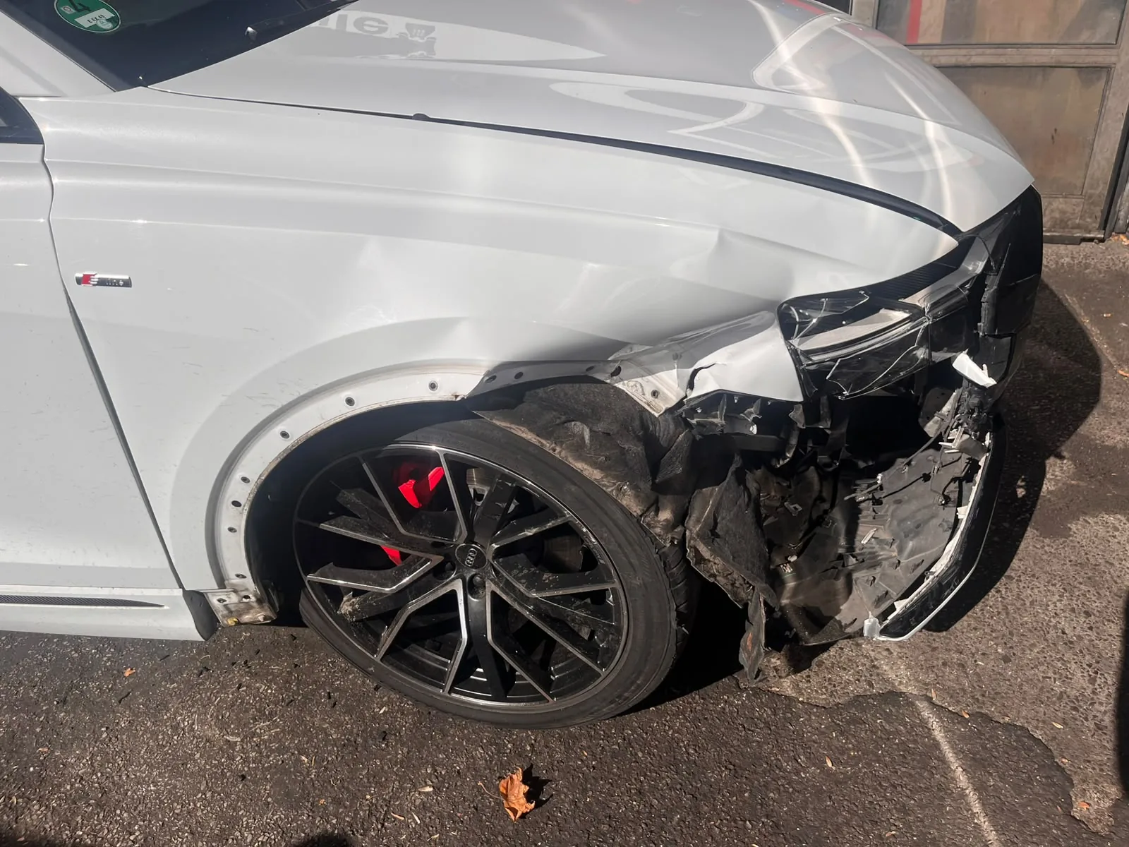 Starker Frontschaden an einem weißen Audi