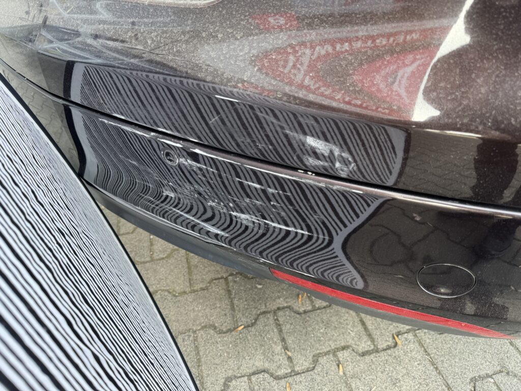 Detailansicht von Kratzern und Anstoßspuren am Heckstoßfänger nach einem Unfall in Dortmund
