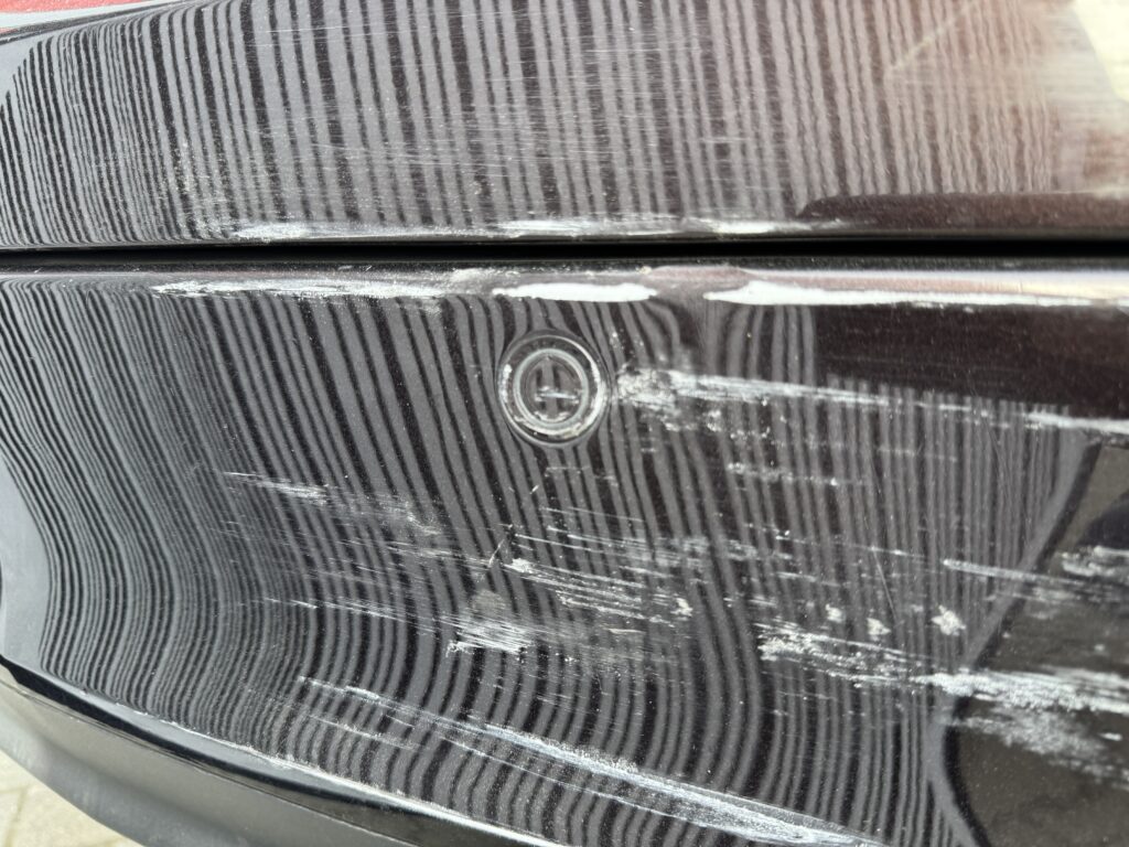 Lackschäden und Kratzer am Heckstoßfänger eines Opel Insignia nach einem Unfall in Dortmund