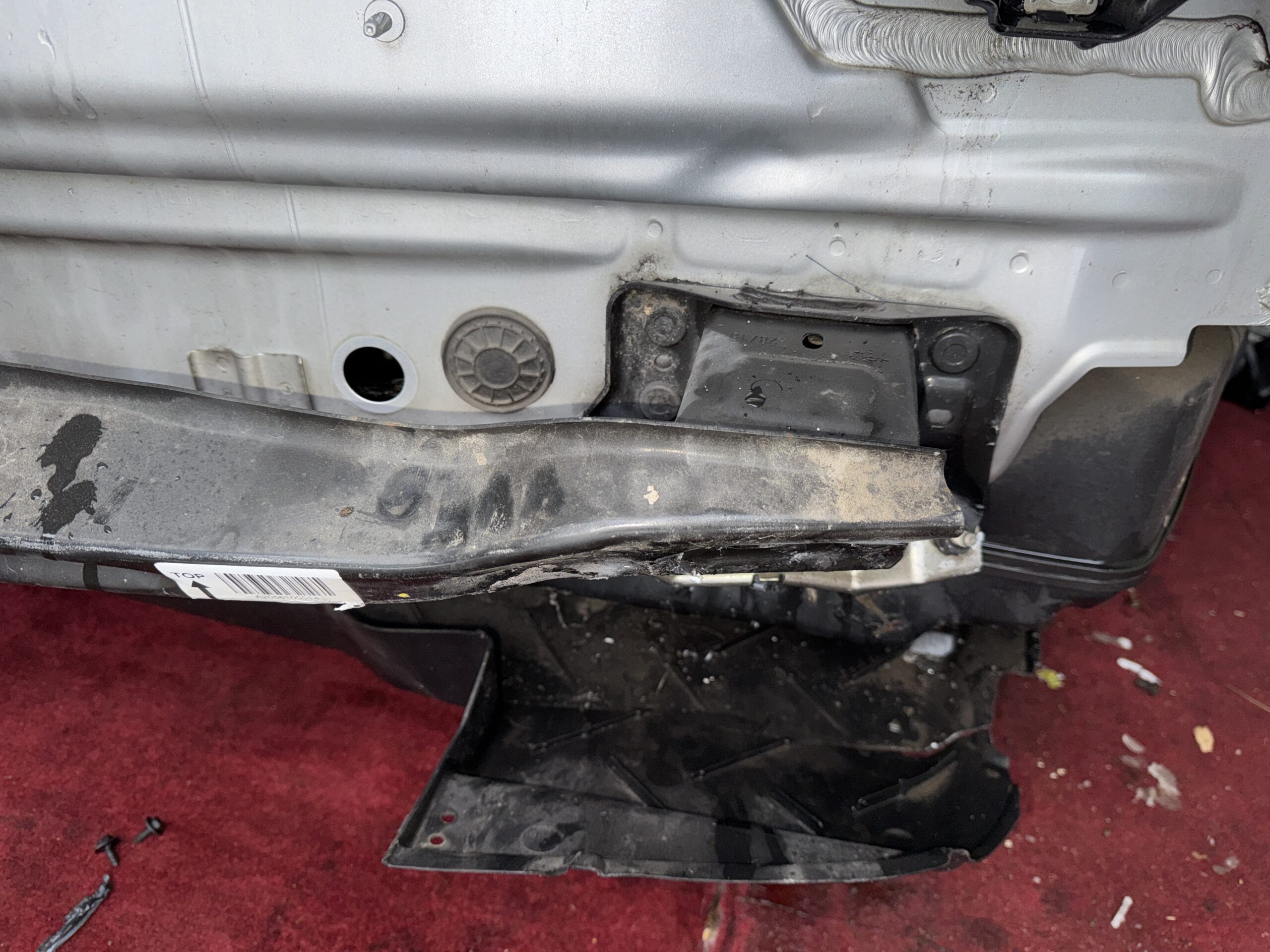 Freigelegter Heckbereich eines Mercedes-Benz W212 mit sichtbaren Verformungen – Schadenfall in Ahlen